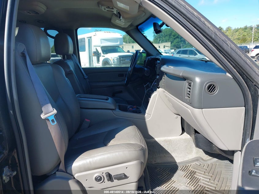 2004 CHEVROLET SUBURBAN 1500 auction photo 5