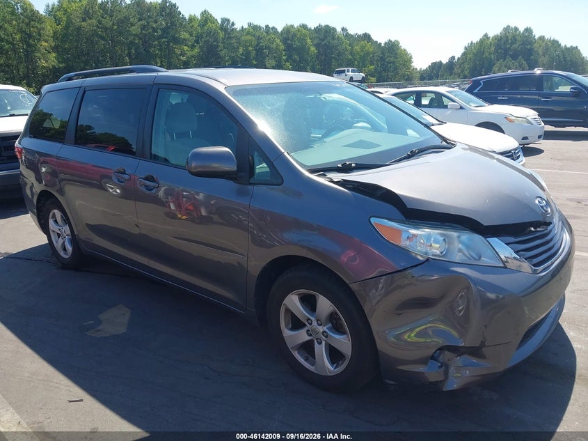 2017 TOYOTA SIENNA auction photo 1