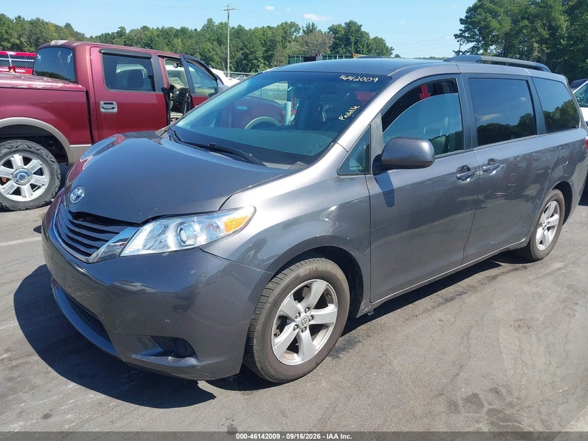 2017 TOYOTA SIENNA auction photo 2