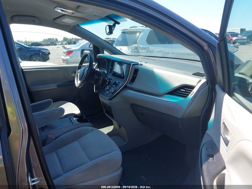 2017 TOYOTA SIENNA auction photo 5
