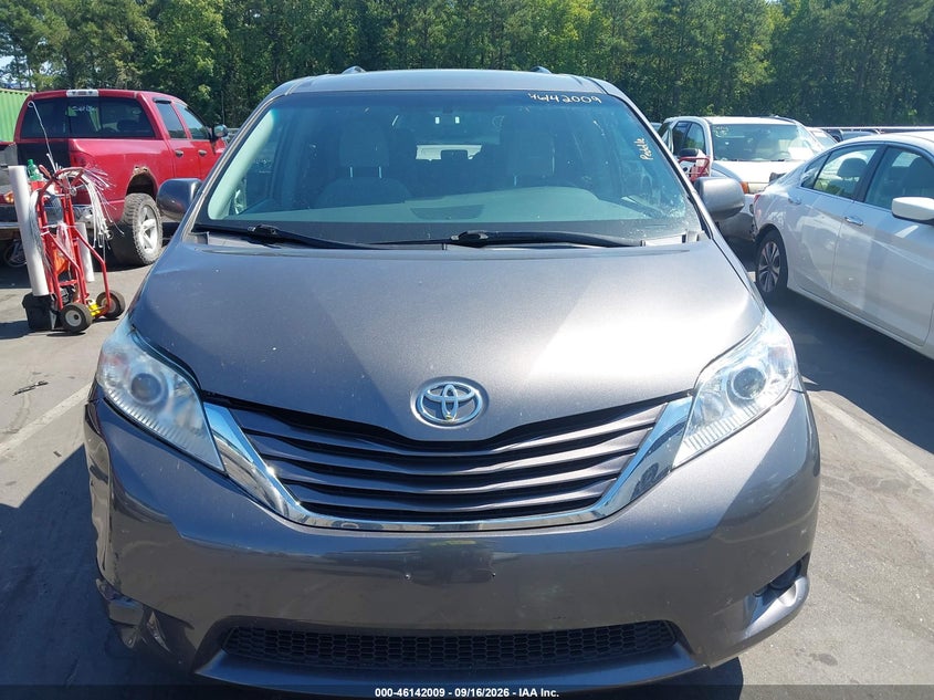 2017 TOYOTA SIENNA auction photo 6