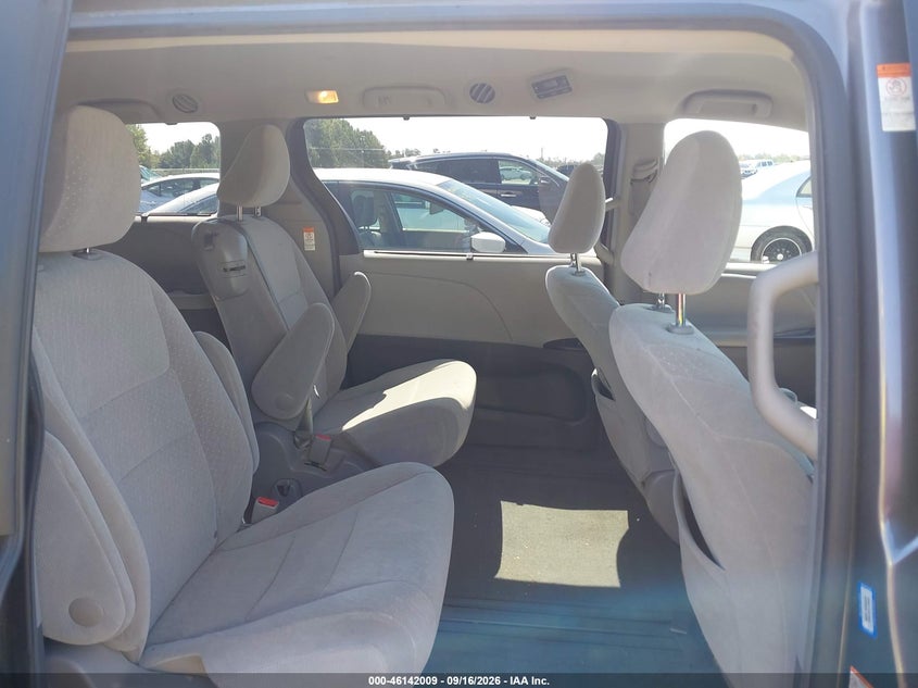 2017 TOYOTA SIENNA auction photo 8