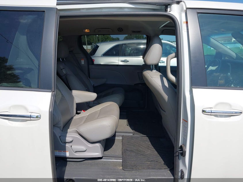 TOYOTA SIENNA - zdjęcie 8
