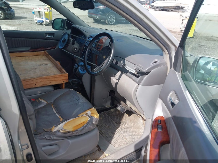 2004 TOYOTA SIENNA auction photo 5