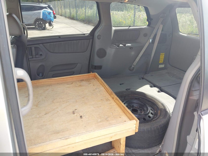 2004 TOYOTA SIENNA auction photo 8