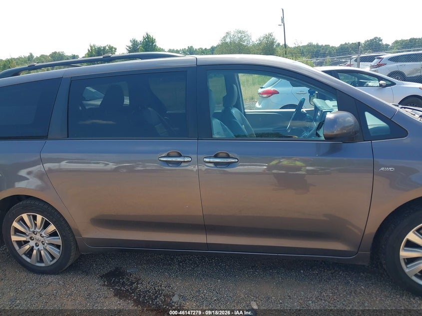 TOYOTA SIENNA - zdjęcie 13