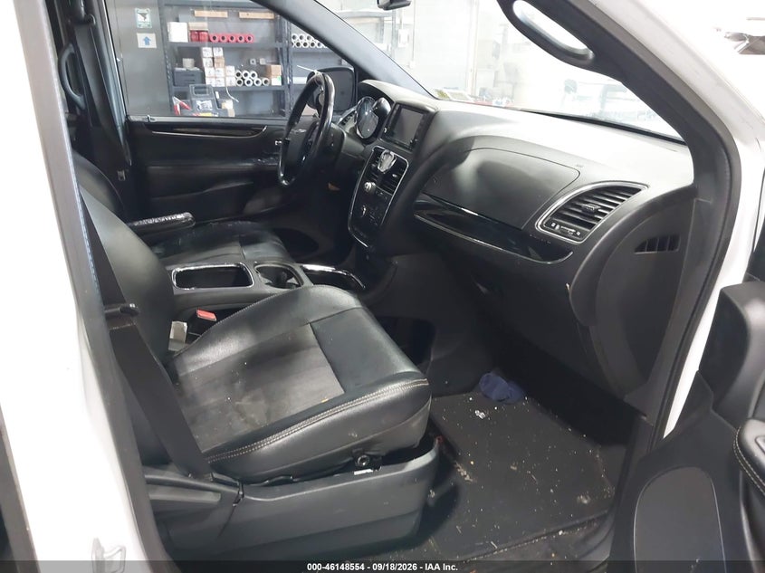 2014 CHRYSLER TOWN & COUNTRY auction photo 5