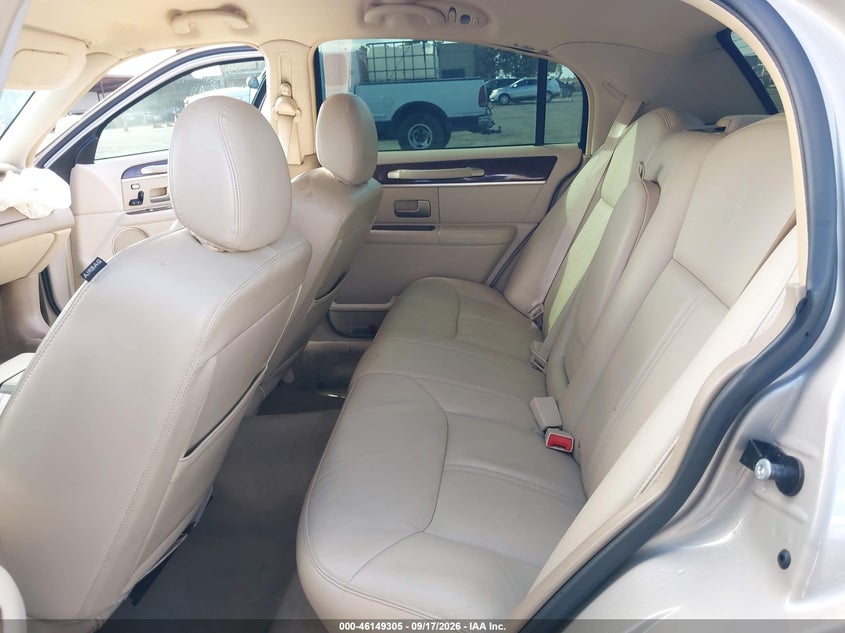 LINCOLN TOWN CAR 2008 VIN 2LNHM82W48X658503