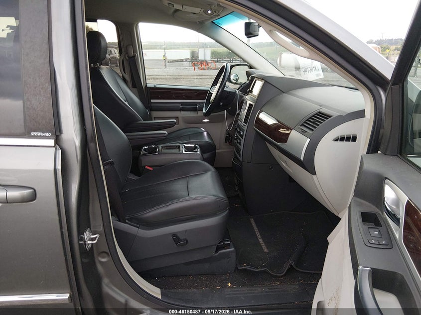 2009 CHRYSLER TOWN & COUNTRY auction photo 5