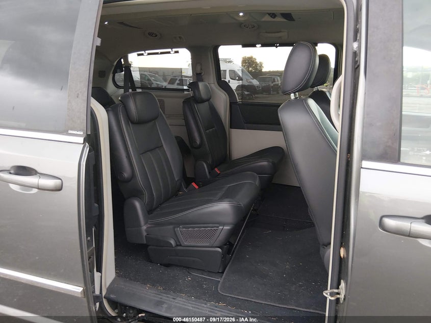 2009 CHRYSLER TOWN & COUNTRY auction photo 8