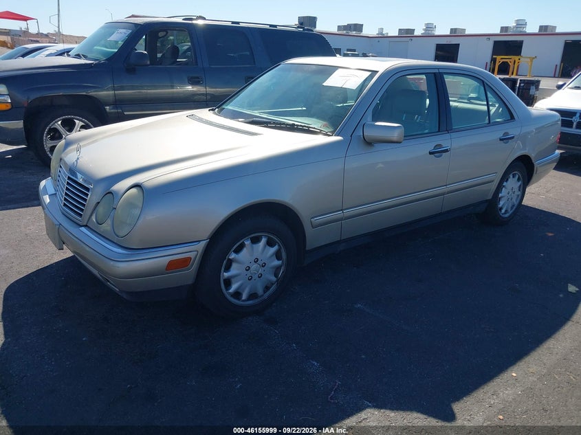 1998 Mercedes-Benz E 320, Normal Wear & Tear, IAAI, VIN WDBJF65F1WA706172 — photo 2
