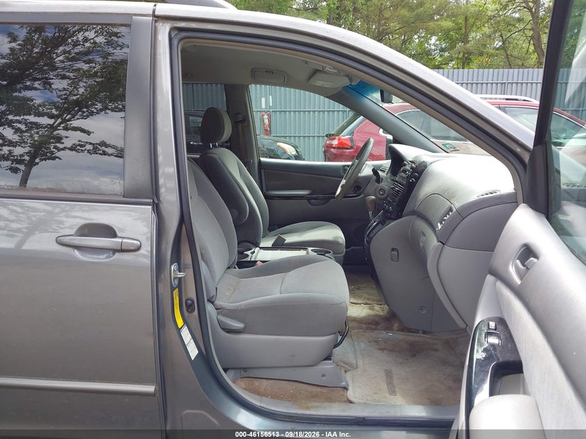 2005 TOYOTA SIENNA auction photo 5