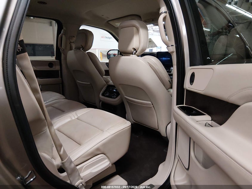 2019 LINCOLN NAVIGATOR SELECT · Photo 8