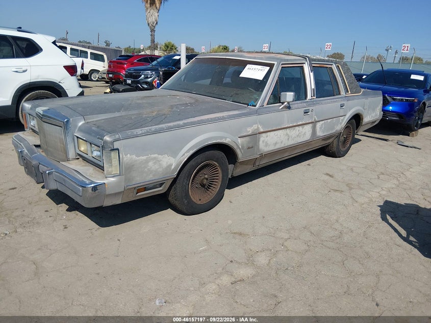 1988 Lincoln Town Car Signature, Normal Wear & Tear, IAAI, VIN 1LNBM82F4JY818228 — photo 2