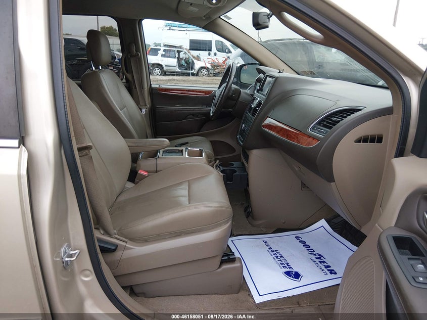 2016 CHRYSLER TOWN & COUNTRY auction photo 5