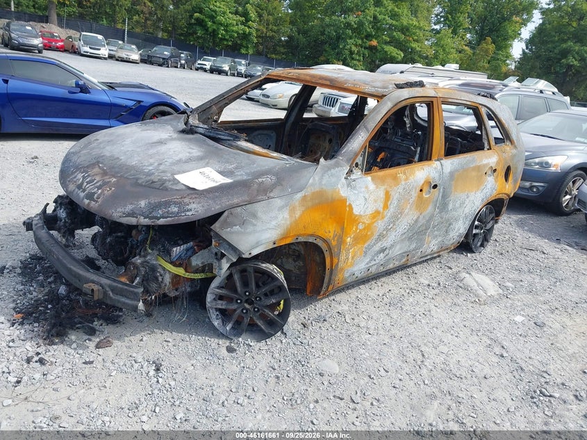 2015 Kia Sorento, Повністю згоріле, IAAI, VIN 5XYKTCA65FG645413 — фото 2