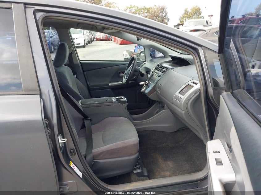 2013 TOYOTA PRIUS V auction photo 5