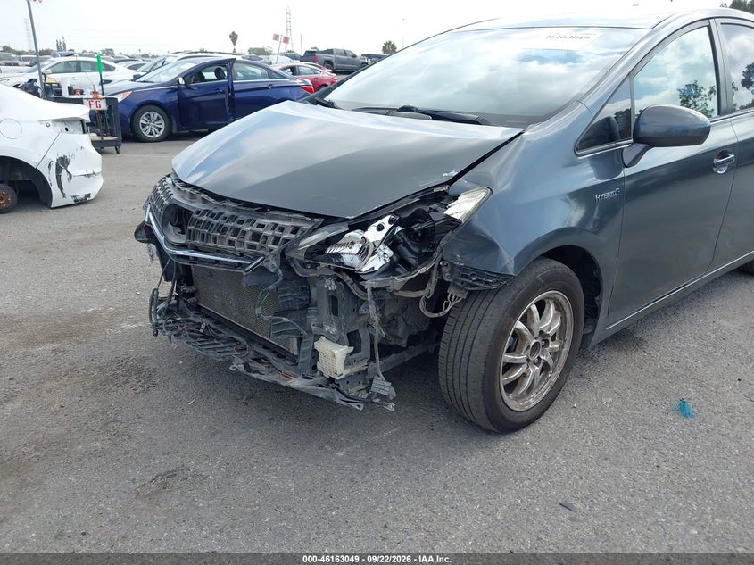 2013 TOYOTA PRIUS V auction photo 6