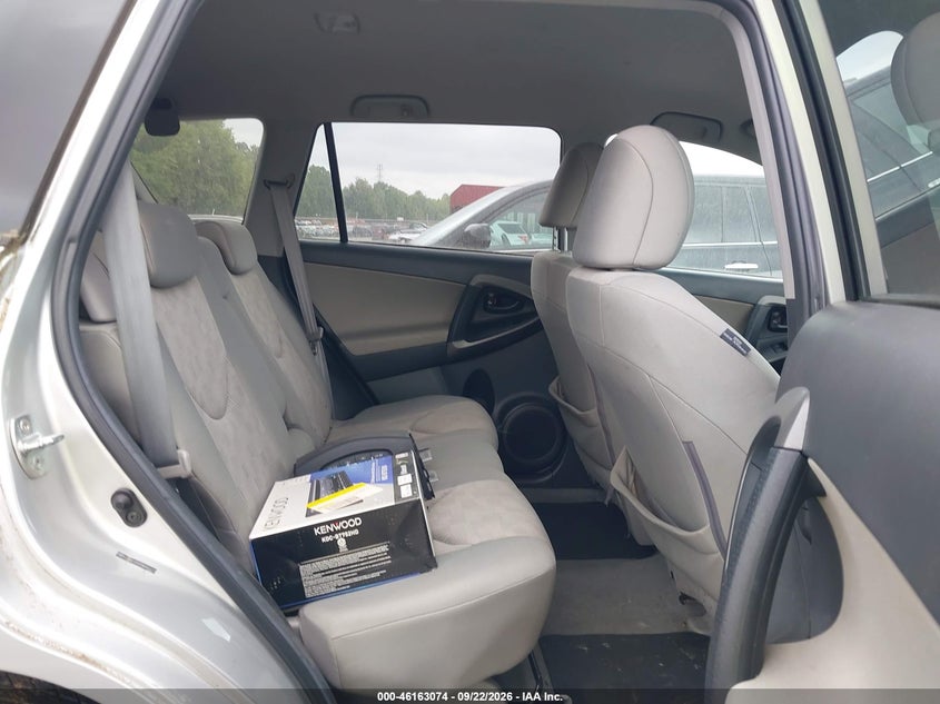2011 TOYOTA RAV4 · Фото 8