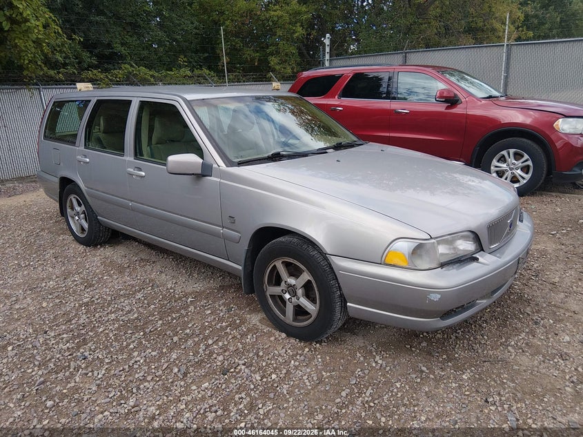 1999 VOLVO V70