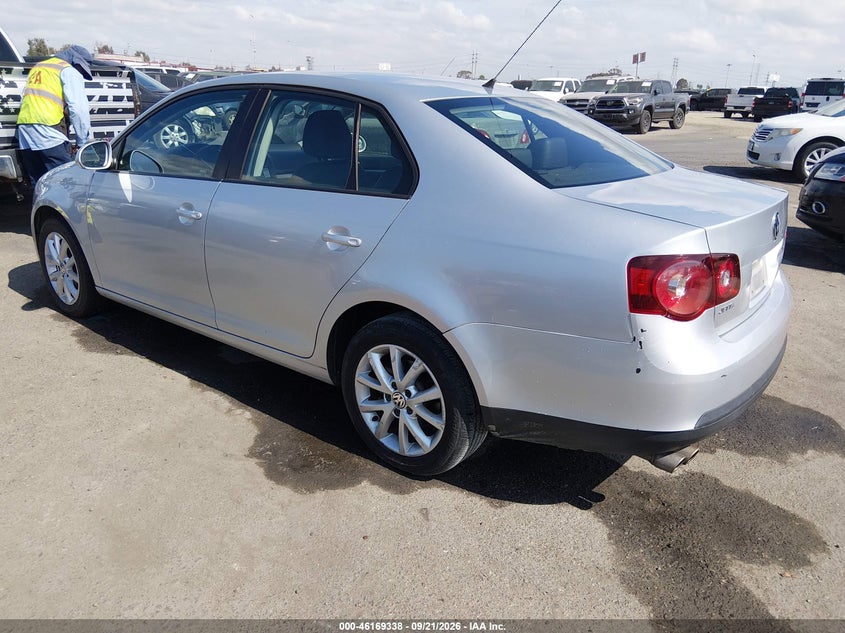 2010 VOLKSWAGEN JETTA auction photo 3