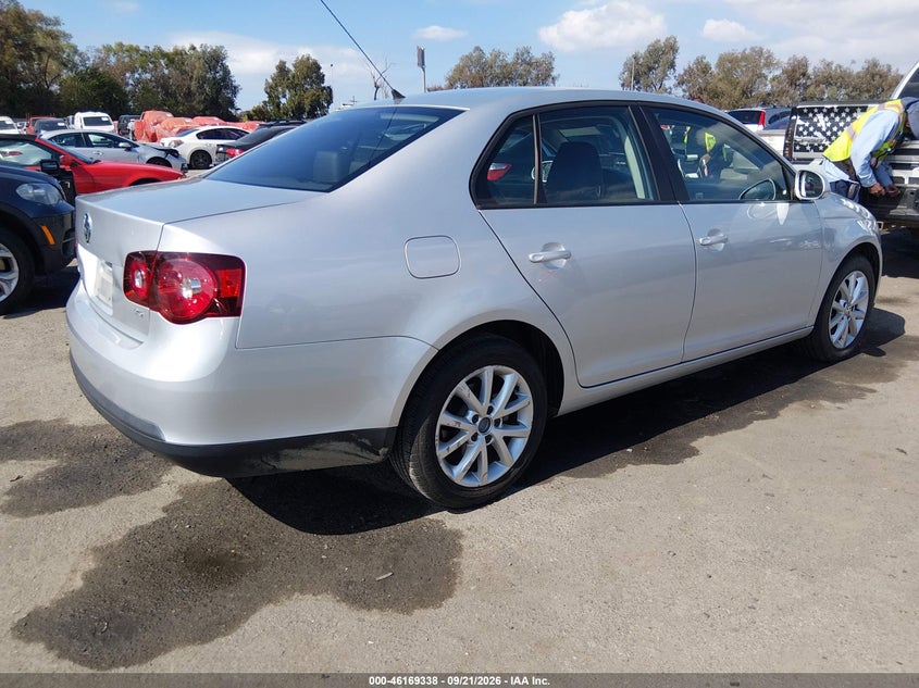 2010 VOLKSWAGEN JETTA auction photo 4