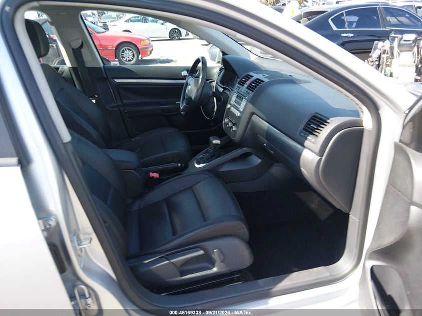 2010 VOLKSWAGEN JETTA auction photo 5