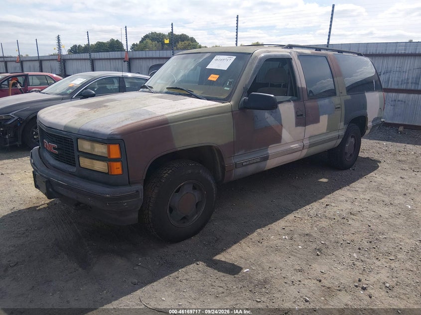 1998 GMC Suburban 1500 Sl, Normal Wear & Tear, IAAI, VIN 1GKFK16R3WJ734526 — photo 2