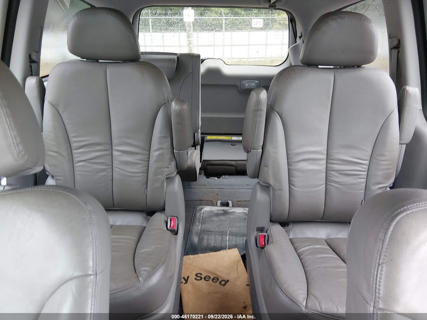 2011 KIA SEDONA EX · Фото 8