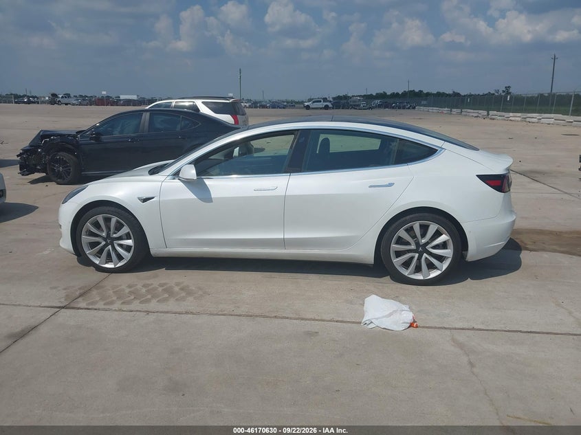 TESLA MODEL 3 - zdjęcie 14