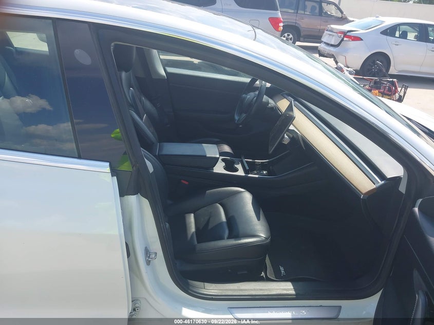 TESLA MODEL 3 - zdjęcie 5