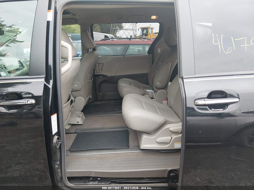 TOYOTA SIENNA - zdjęcie 8