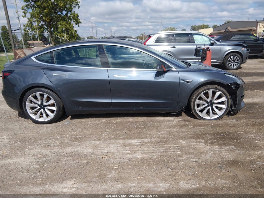 TESLA MODEL 3 - zdjęcie 13