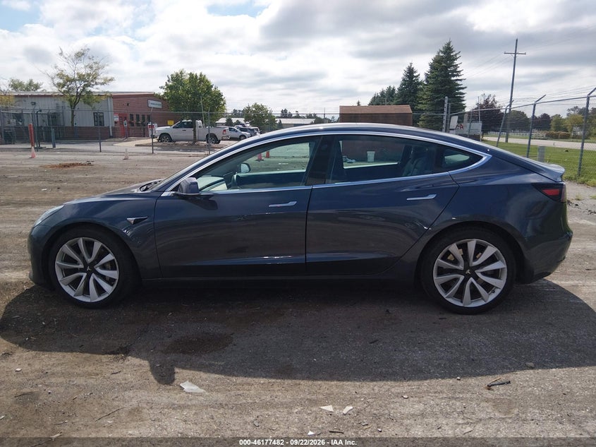 TESLA MODEL 3 - zdjęcie 14