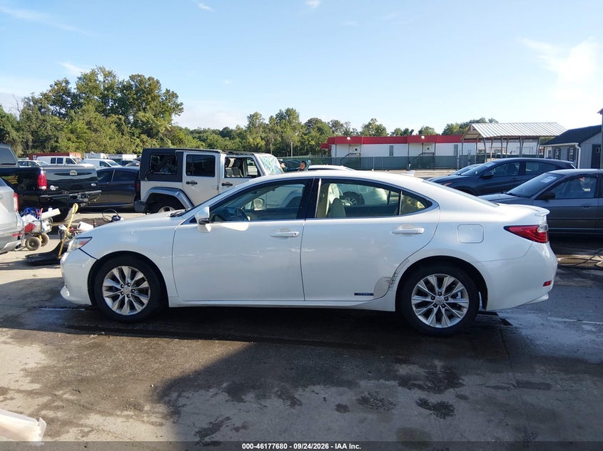 2013 LEXUS ES 300H · Фото 15