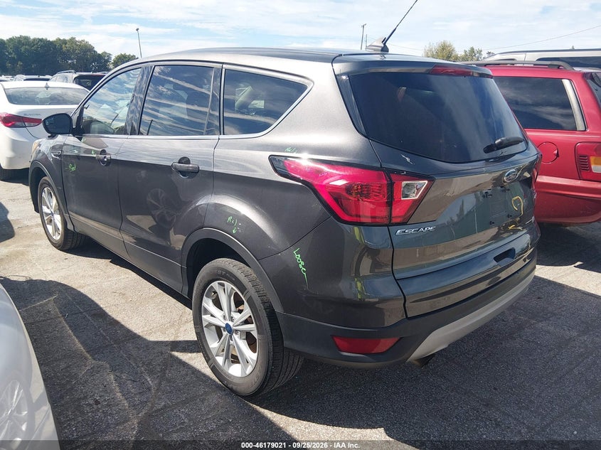 Vin: 1fmcu9gd2kua94758, lot: 46678885, ford escape se 20193