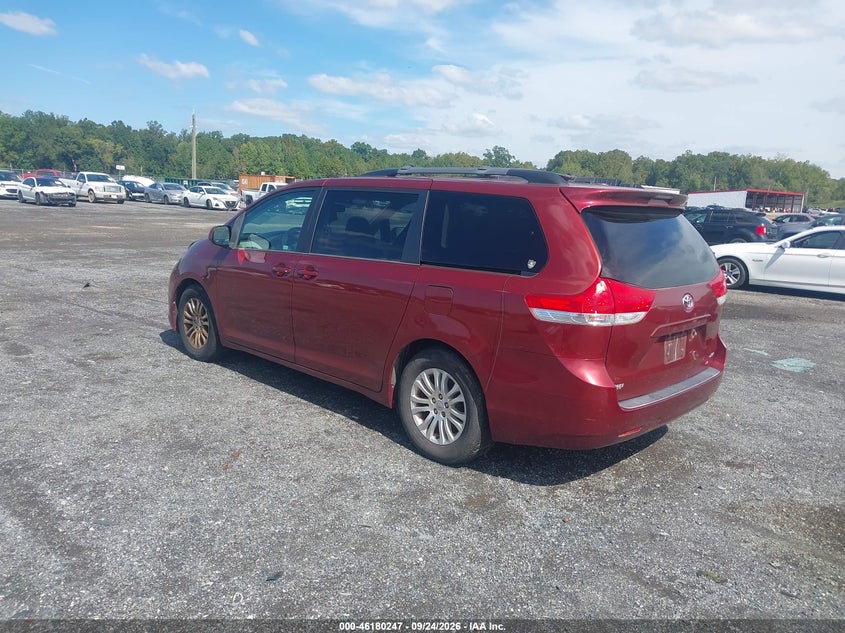 Photo 3 - TOYOTA SIENNA