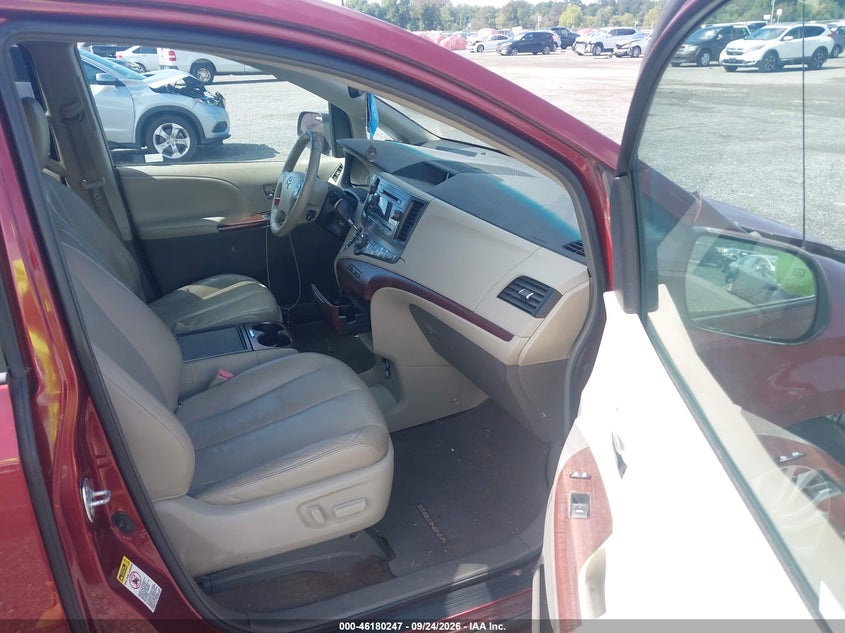 Photo 5 - TOYOTA SIENNA