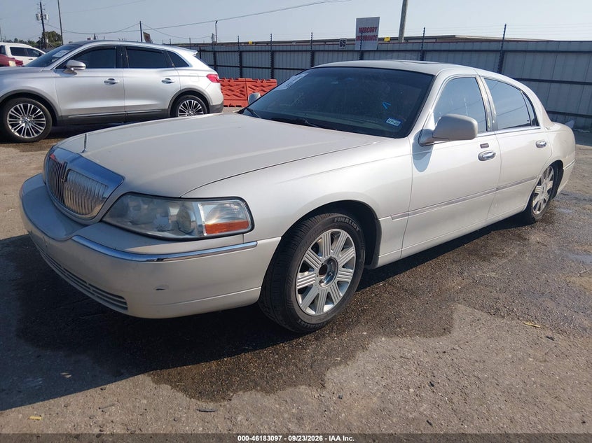 LINCOLN TOWN CAR 2005 VIN 1LNHM82W25Y651318