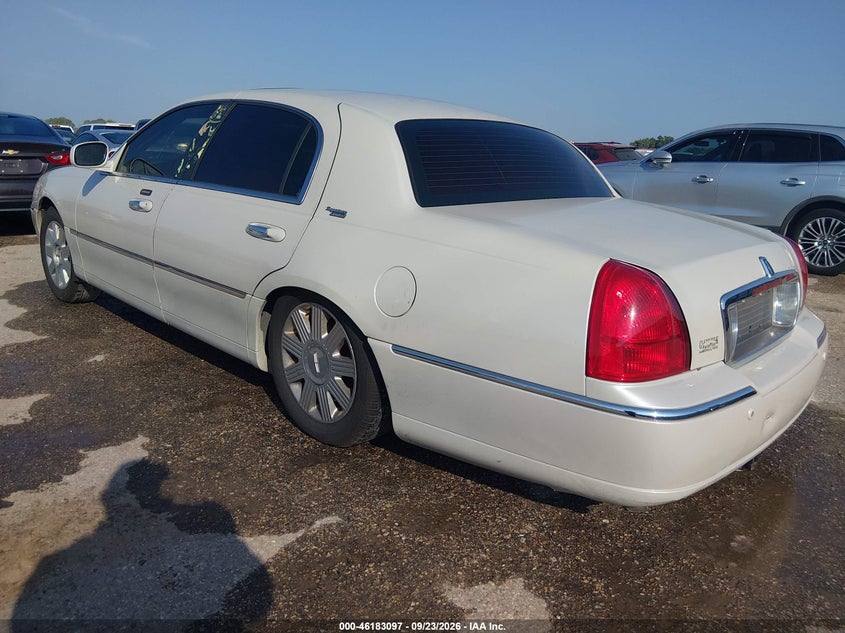 LINCOLN TOWN CAR 2005 VIN 1LNHM82W25Y651318