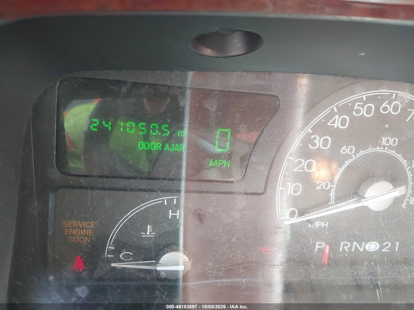 LINCOLN TOWN CAR 2005 VIN 1LNHM82W25Y651318