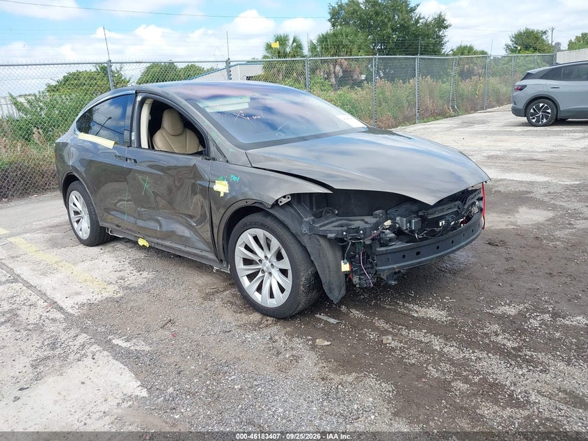 TESLA MODEL X - zdjęcie 1