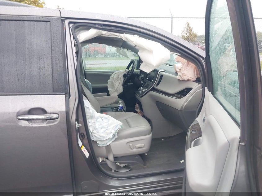 TOYOTA SIENNA - zdjęcie 5