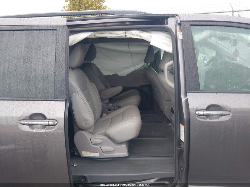 TOYOTA SIENNA - zdjęcie 8