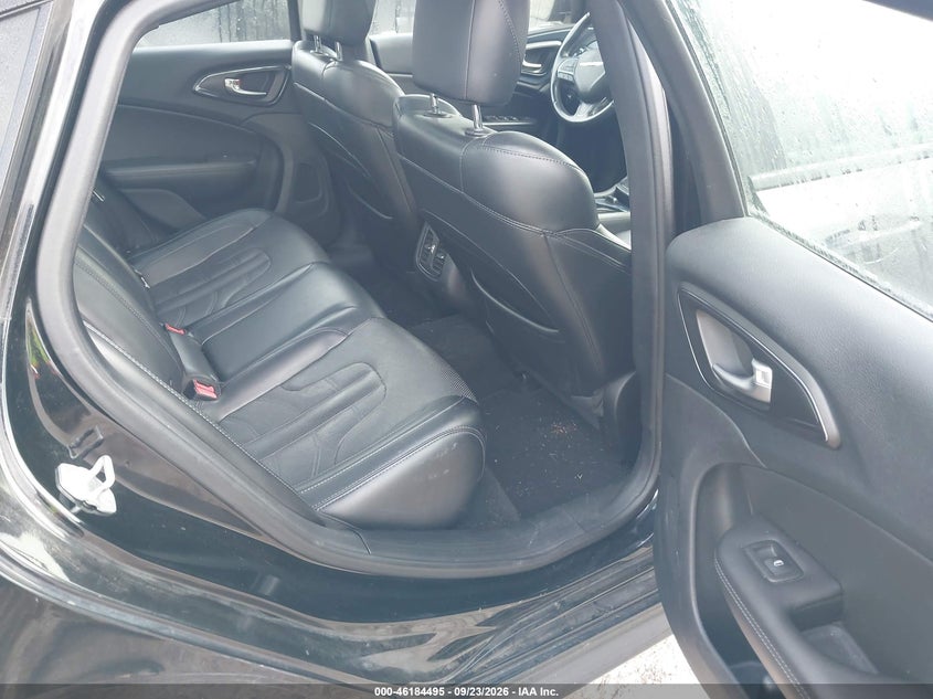 2015 CHRYSLER 200 S · Фото 8