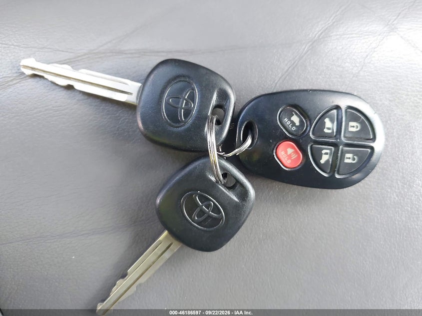 2010 TOYOTA SIENNA XLE · Photo 11