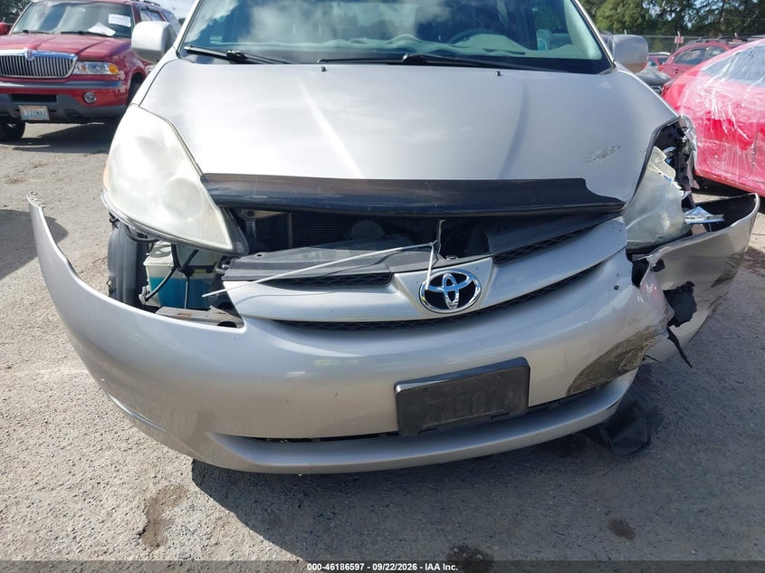 2010 TOYOTA SIENNA XLE · Photo 6