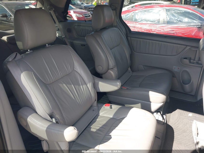 2010 TOYOTA SIENNA XLE · Photo 8