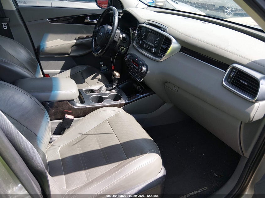 Фото 5 - KIA SORENTO