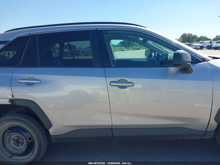 2020 TOYOTA RAV4 LE · Фото 14